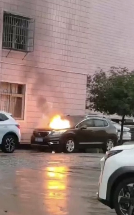 小车突然起火防撞梁断裂?车主怀疑“被雷劈” 小车突然起火防撞梁断裂?车主怀疑“被雷劈”