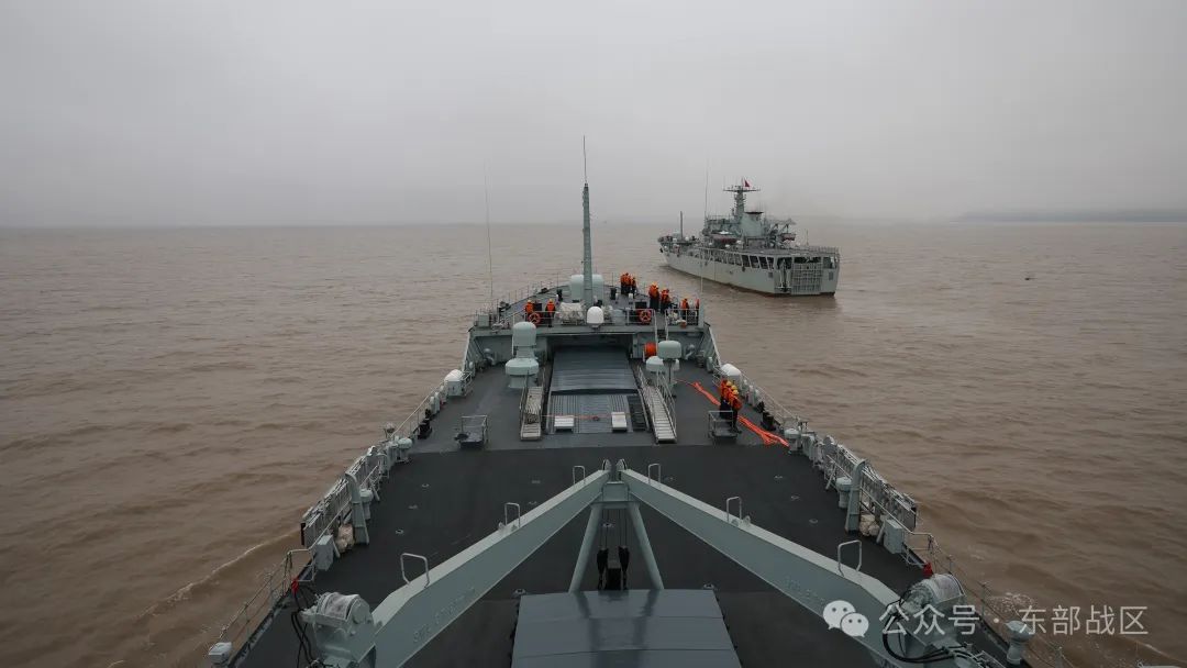 登陆舰编队，出击！