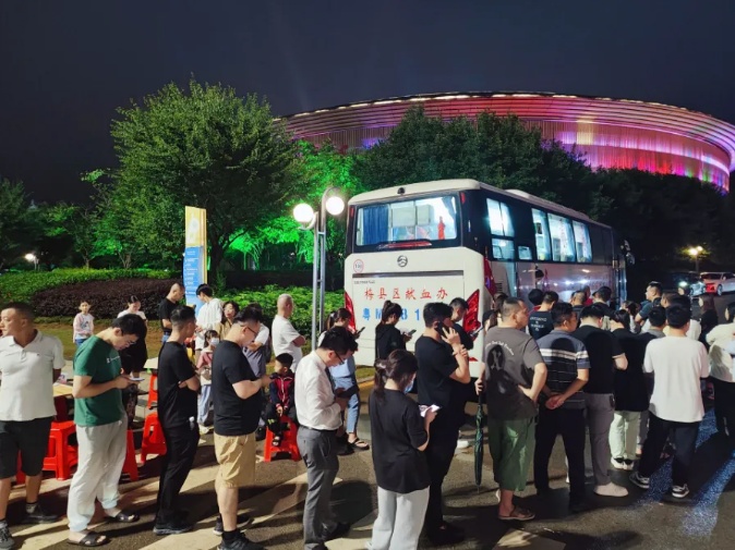 广东梅大高速塌陷，梅州市民连夜排队献血
