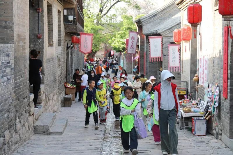 “五一”假期首日，山西各地迎来出游高峰