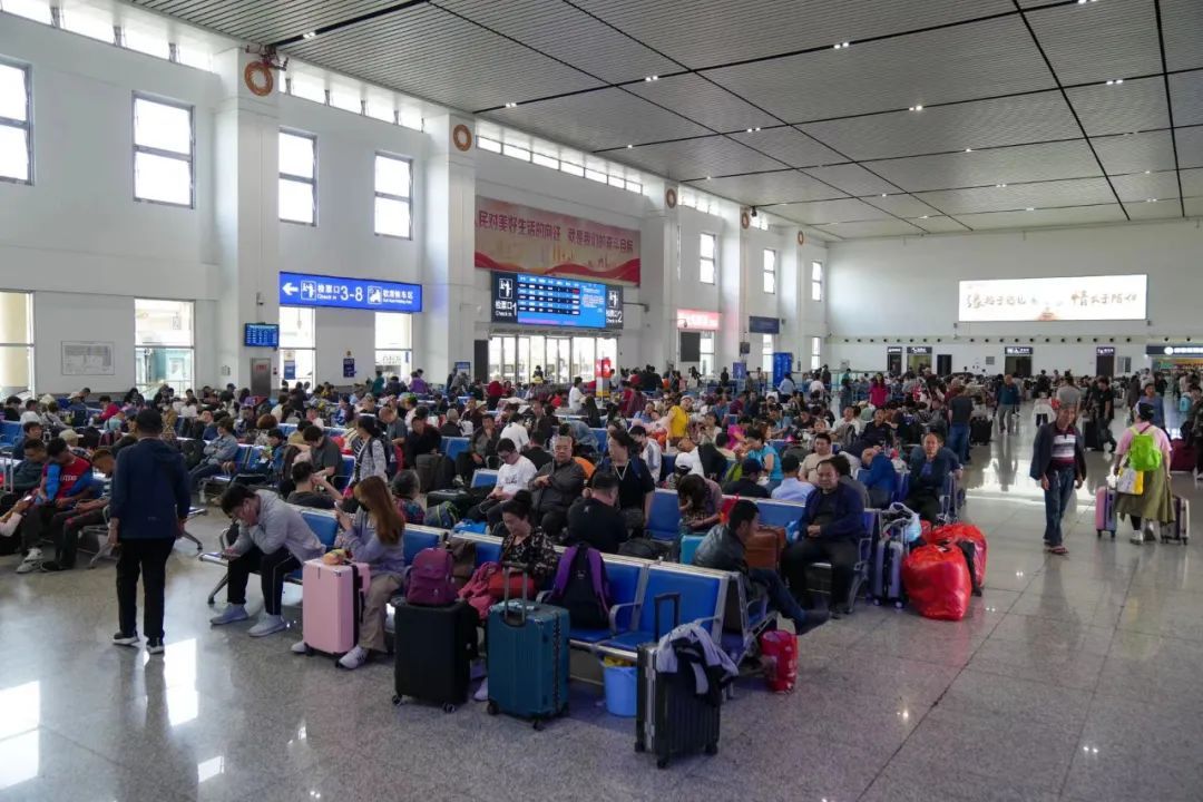 假期首日铁路成都车站发送旅客创新高