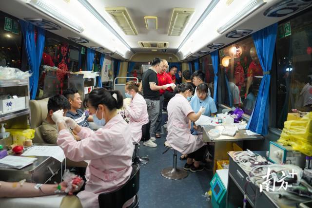 梅州市民连夜排队献血，支援抢救塌方灾害伤者