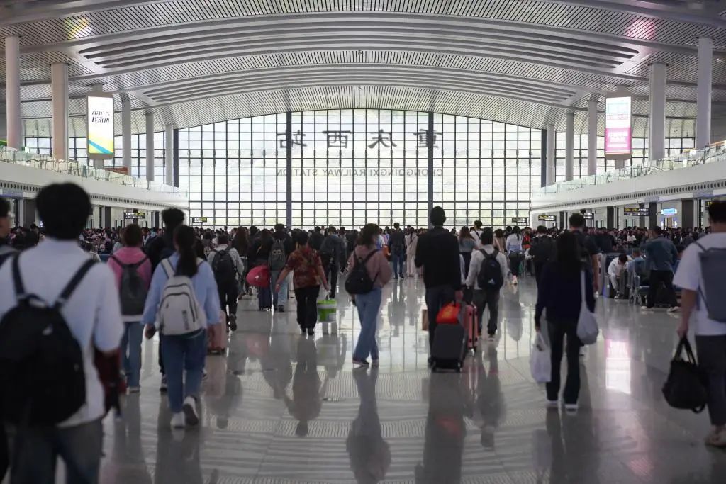 客流量破纪录！“五一”首日 重庆火车站发送旅客30.8万人次