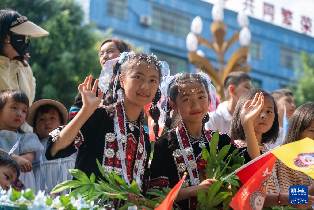 中外千余对双胞胎相聚云南墨江