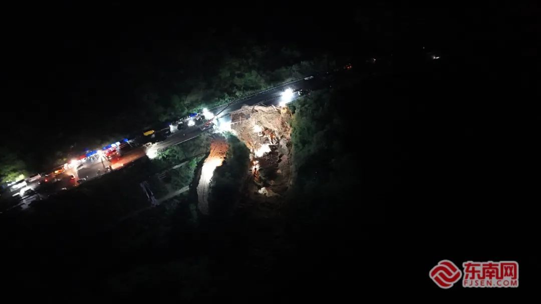 广东梅大高速塌方灾害现场，福建籍热心司机救起6人！