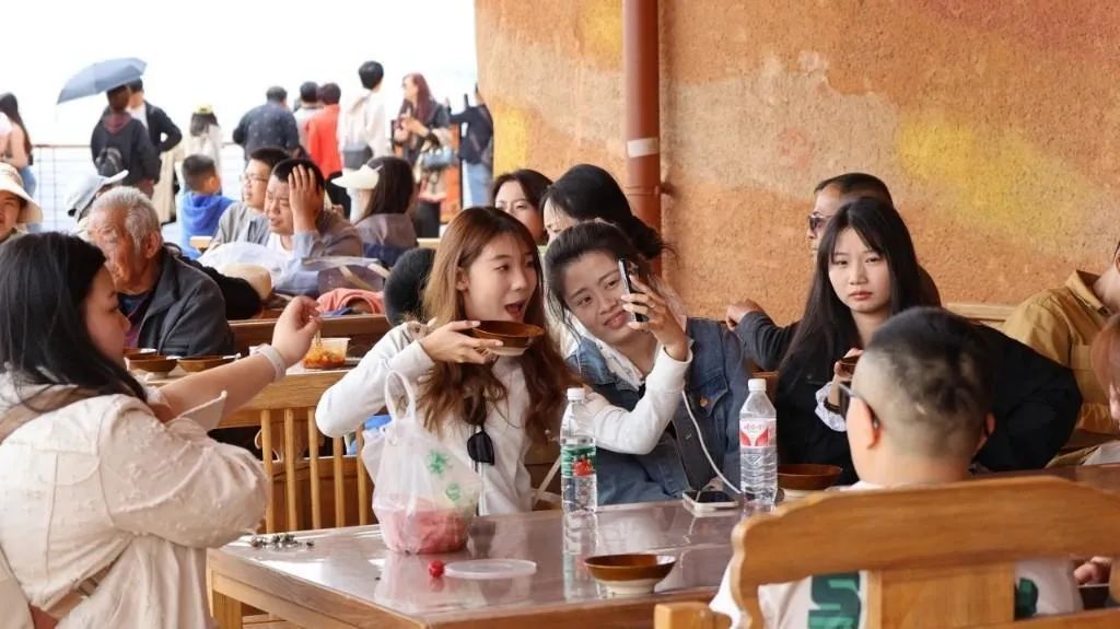 “人......从......众......”!“五一”假期首日甘肃各地“热辣滚烫” “人......从......众......”!“五一”假期首日甘肃各地“热辣滚烫”