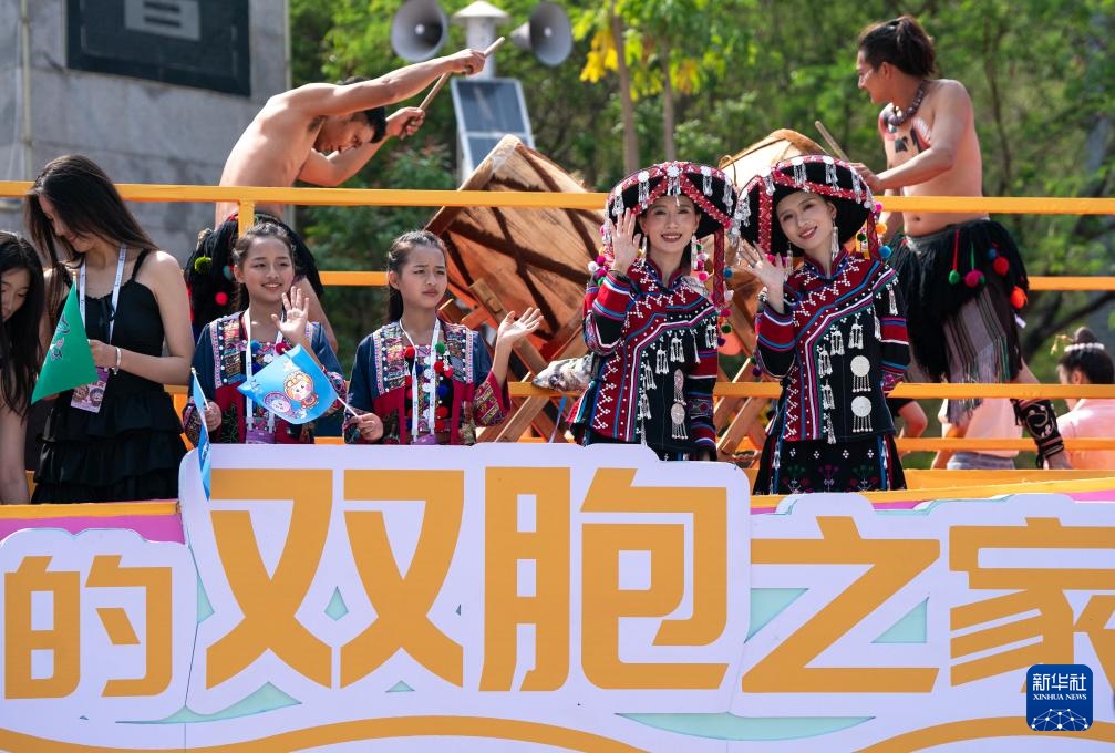 中外千余对双胞胎相聚云南墨江
