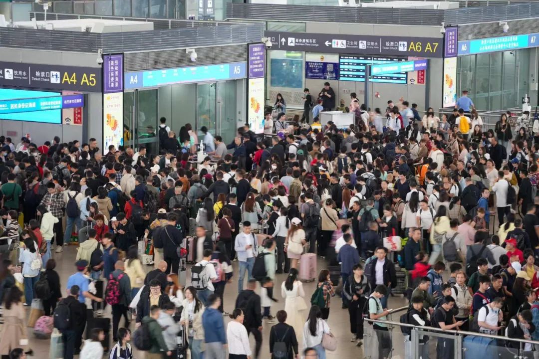 假期首日铁路成都车站发送旅客创新高