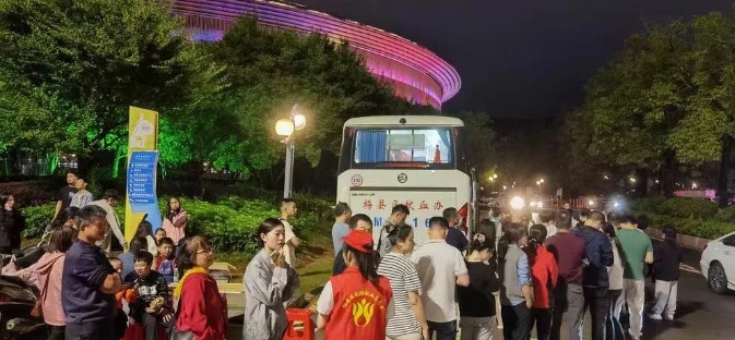 广东梅大高速塌陷，梅州市民连夜排队献血