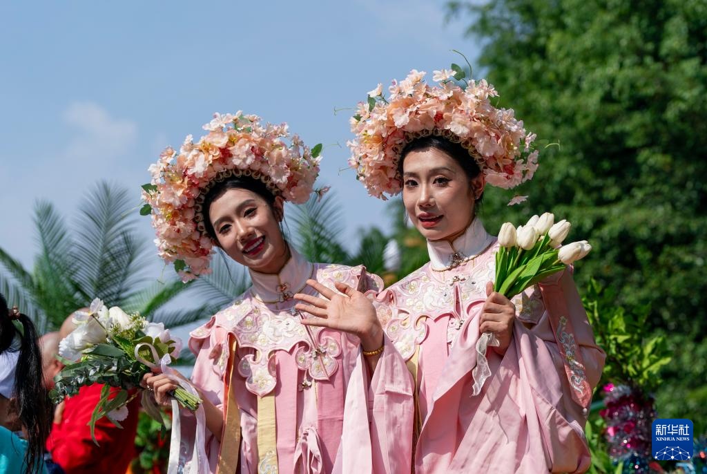 中外千余对双胞胎相聚云南墨江