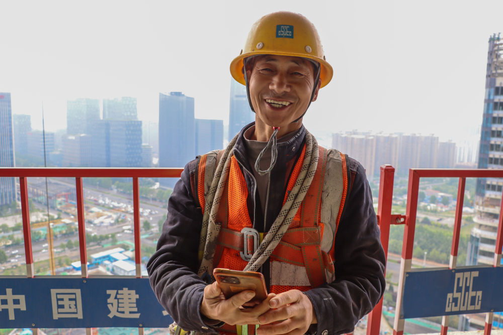 幕墙“蜘蛛人”坚守岗位度“五一”