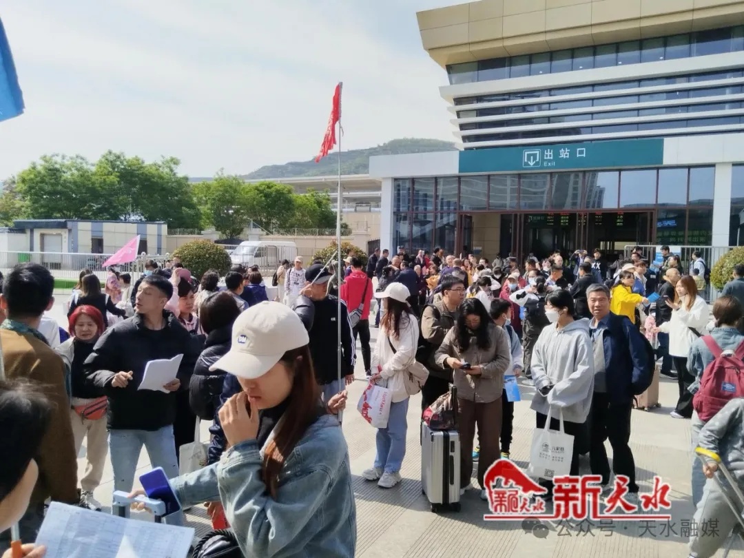 “人......从......众......”!“五一”假期首日甘肃各地“热辣滚烫” “人......从......众......”!“五一”假期首日甘肃各地“热辣滚烫”