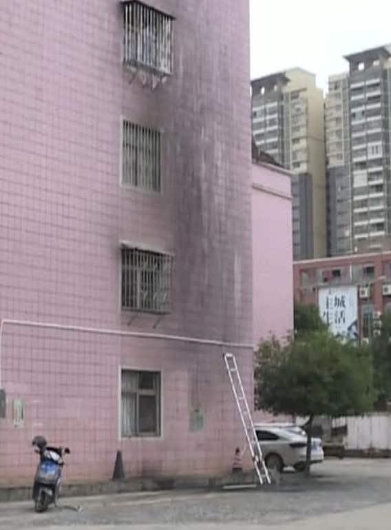 小车突然起火防撞梁断裂?车主怀疑“被雷劈” 小车突然起火防撞梁断裂?车主怀疑“被雷劈”