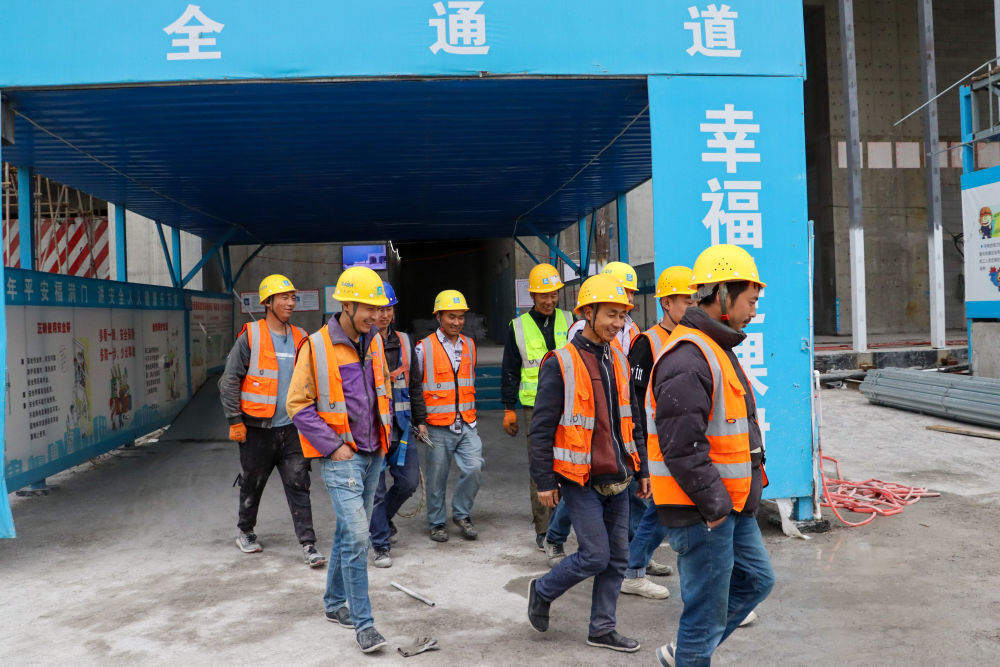 幕墙“蜘蛛人”坚守岗位度“五一”