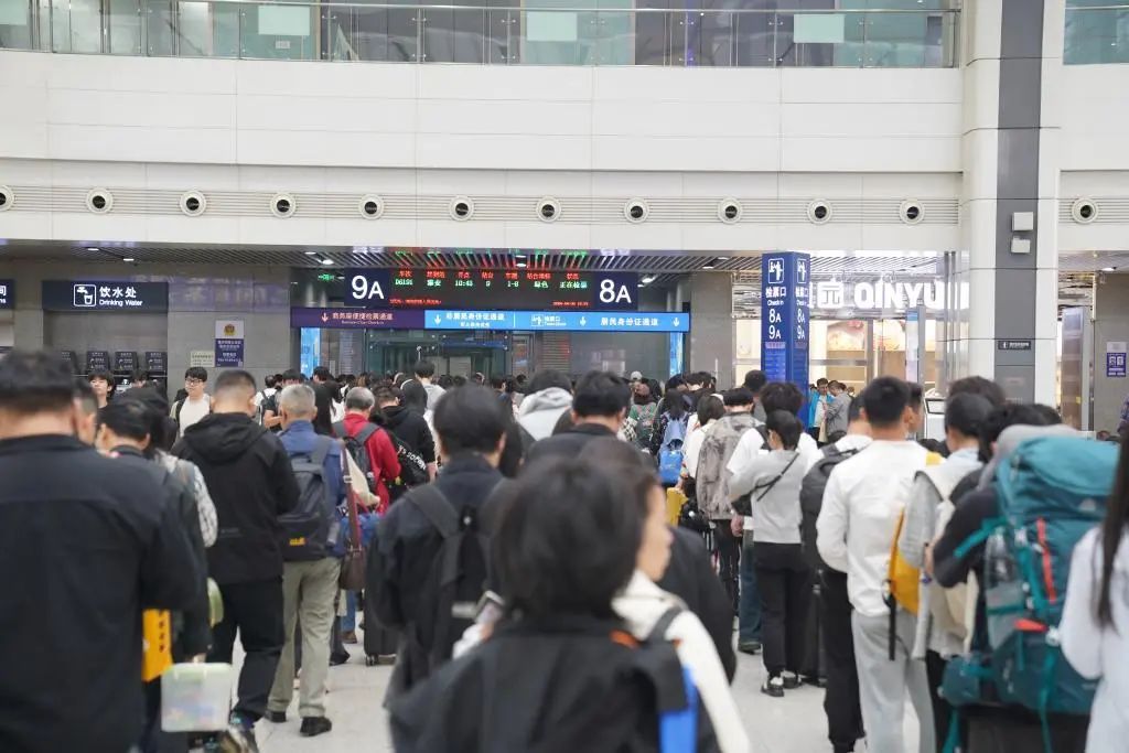 客流量破纪录！“五一”首日 重庆火车站发送旅客30.8万人次