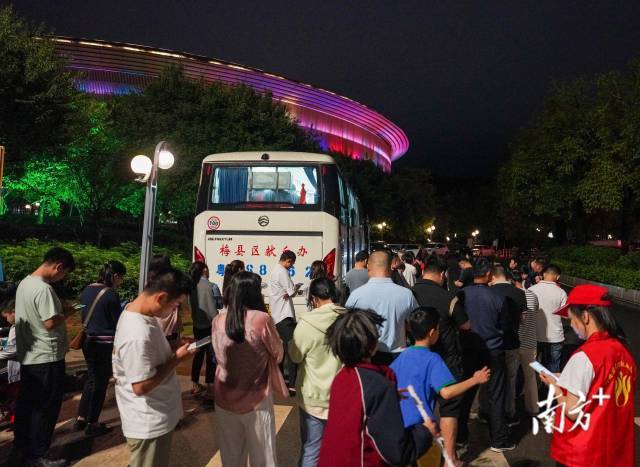 梅州市民连夜排队献血，支援抢救塌方灾害伤者