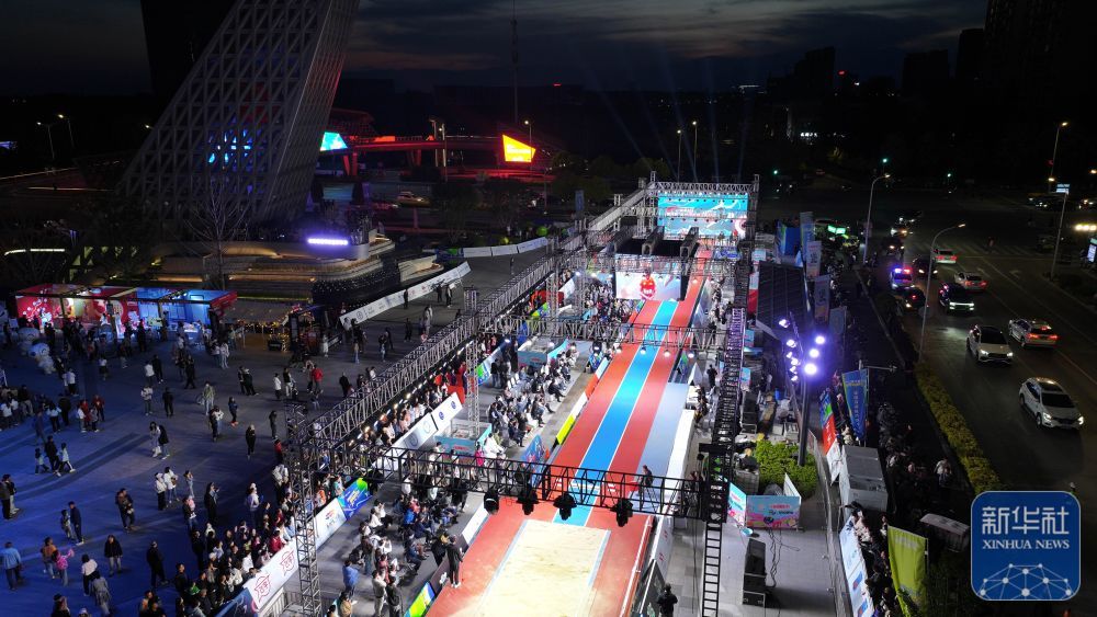 城市田径街头巡回赛（银川站）举行