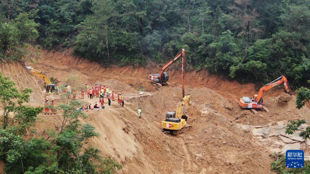 广东梅大高速茶阳路段塌方灾害：救援处置工作仍在紧张进行