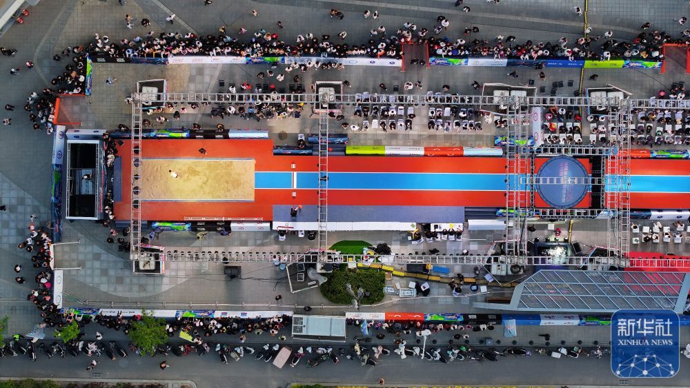 城市田径街头巡回赛（银川站）举行