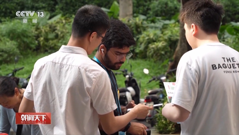 英语不好也大胆张口！广交会“场外”变“外场”小商户各显神通