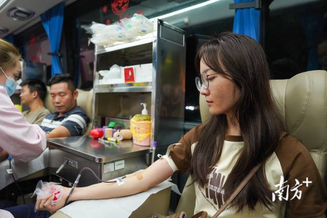 梅州市民连夜排队献血，支援抢救塌方灾害伤者