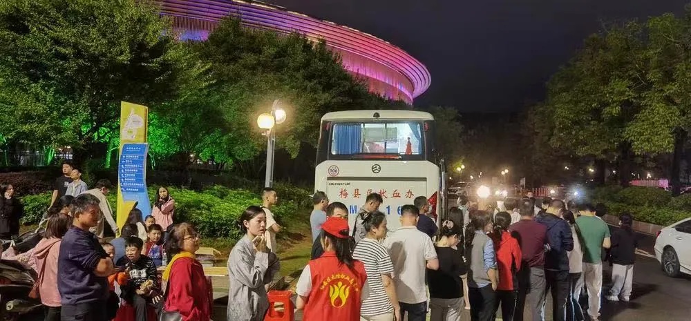 广东梅大高速塌陷已致36人死亡，献血队伍排长龙！最新消息→