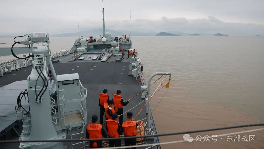 登陆舰编队，出击！