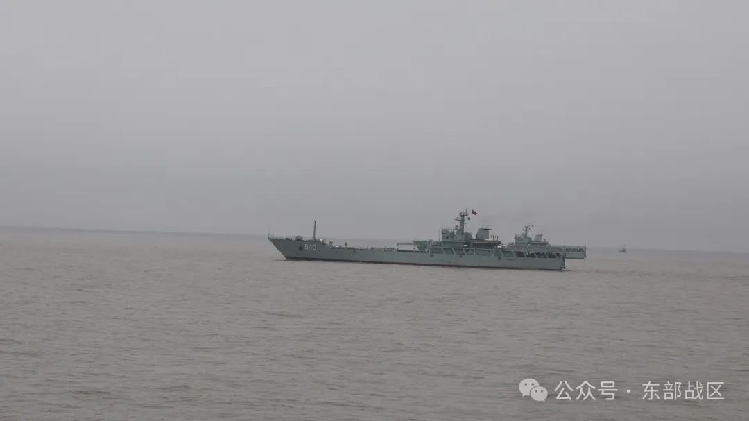 登陆舰编队，出击！