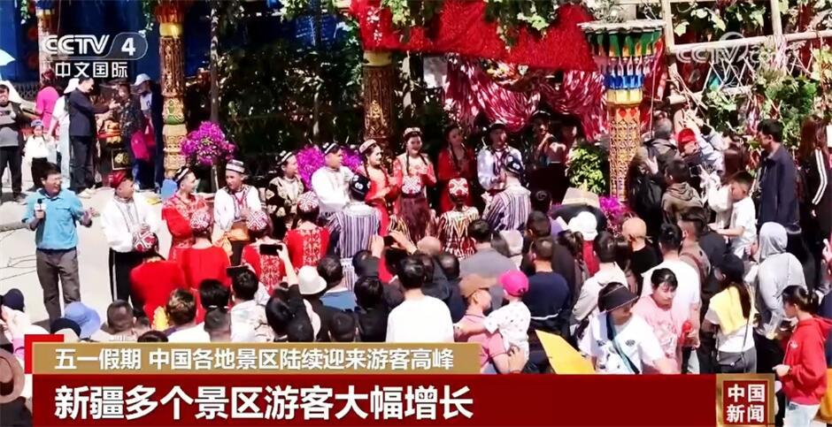 中国各地景区陆续迎来游客高峰 全国跨城出行人流量迅速上升