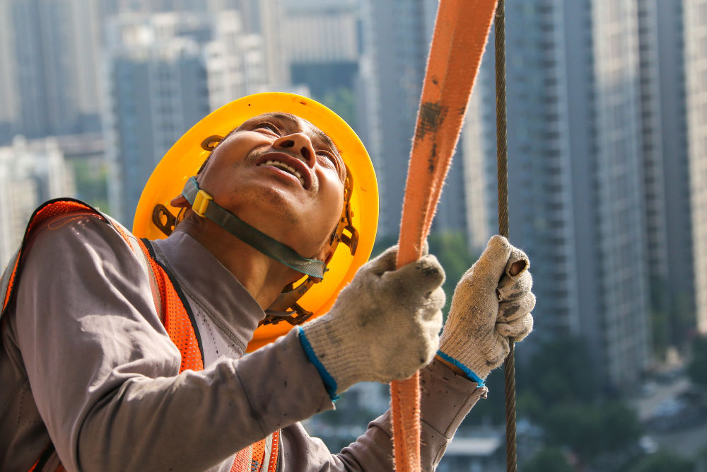 幕墙“蜘蛛人”坚守岗位度“五一”