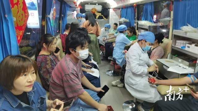梅州市民连夜排队献血，支援抢救塌方灾害伤者