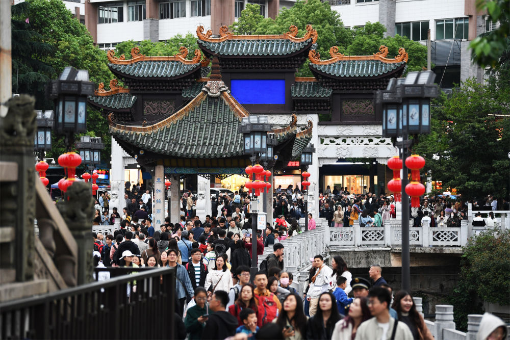 贵阳：游客畅享“五一”假期