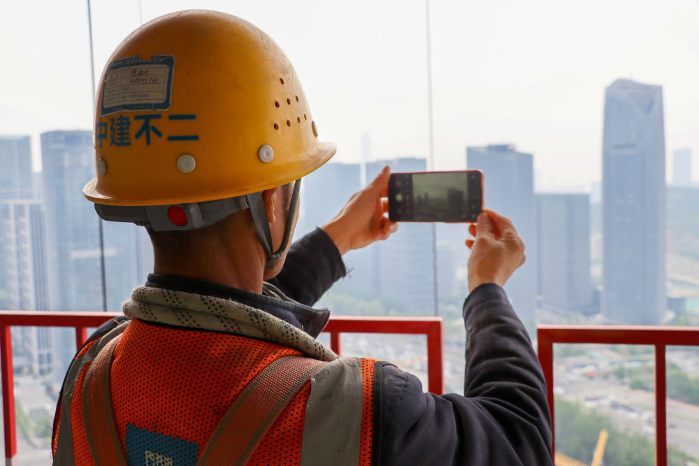 幕墙“蜘蛛人”坚守岗位度“五一”