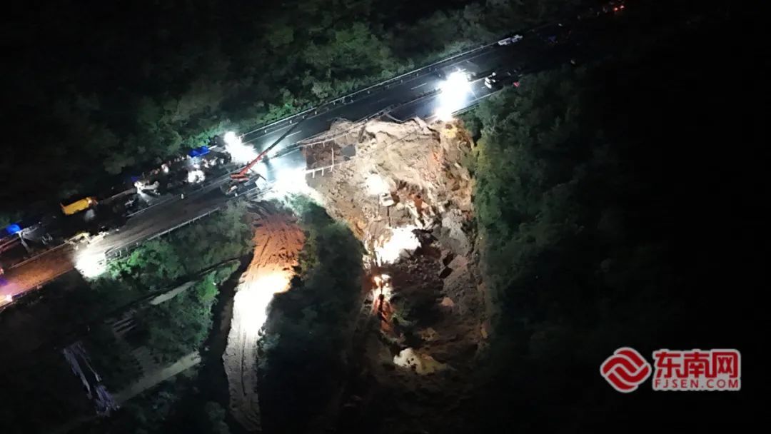 广东梅大高速塌方灾害现场，福建籍热心司机救起6人！