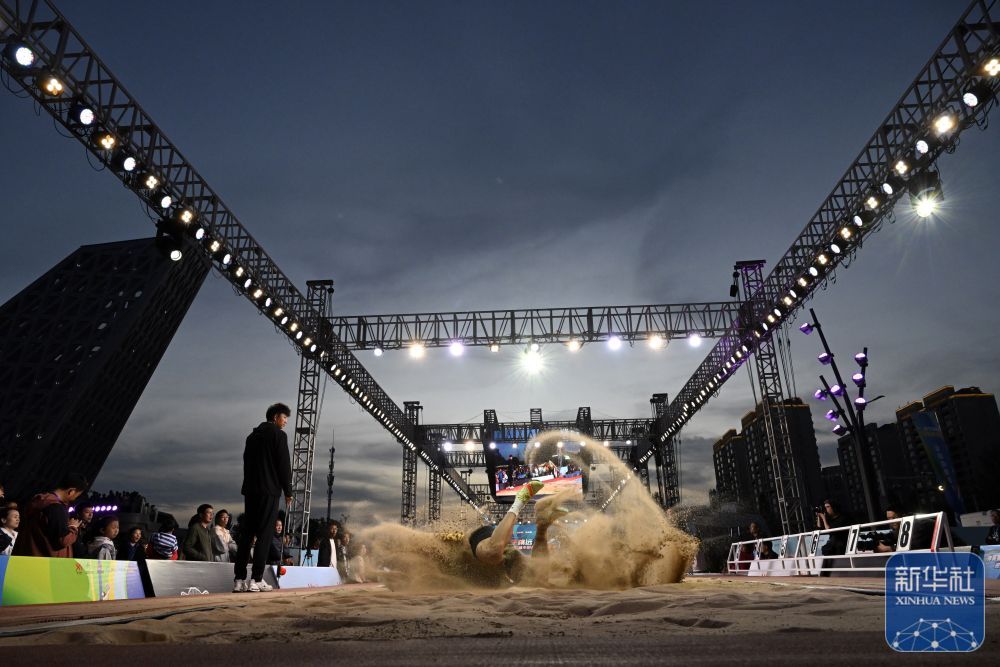 城市田径街头巡回赛（银川站）举行