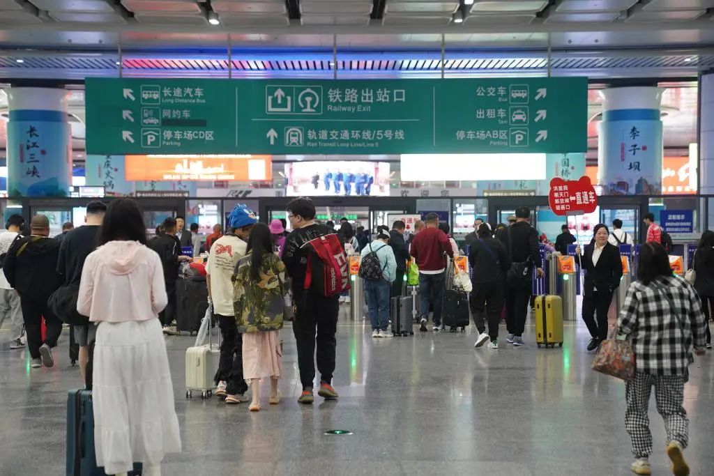 客流量破纪录！“五一”首日 重庆火车站发送旅客30.8万人次