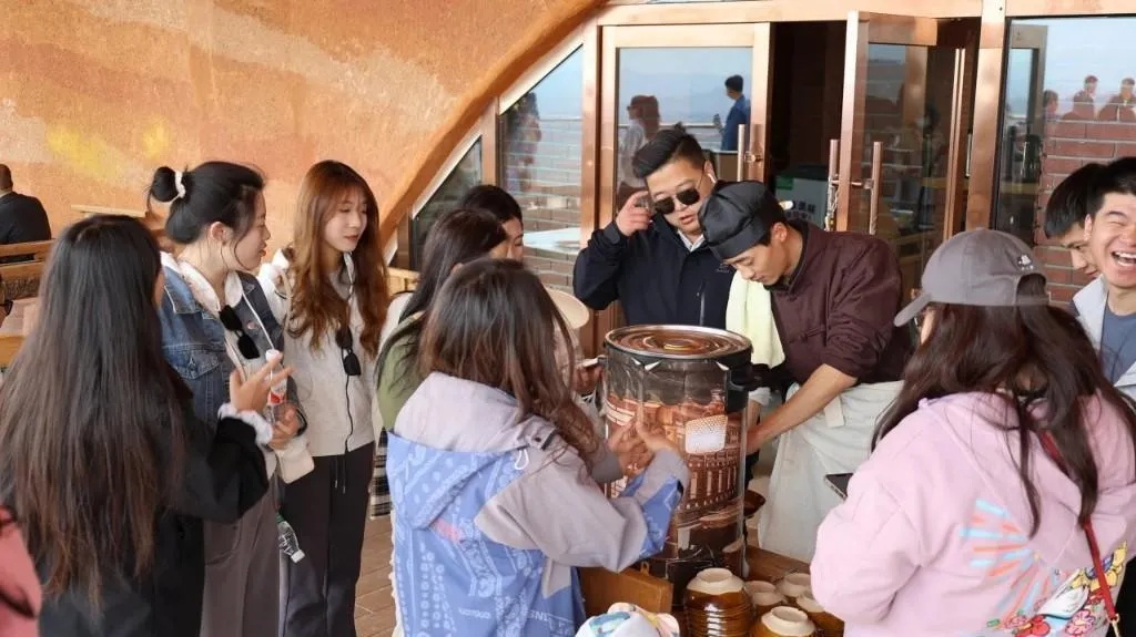 “人......从......众......”!“五一”假期首日甘肃各地“热辣滚烫” “人......从......众......”!“五一”假期首日甘肃各地“热辣滚烫”