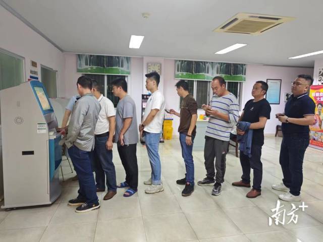 梅州市民连夜排队献血，支援抢救塌方灾害伤者