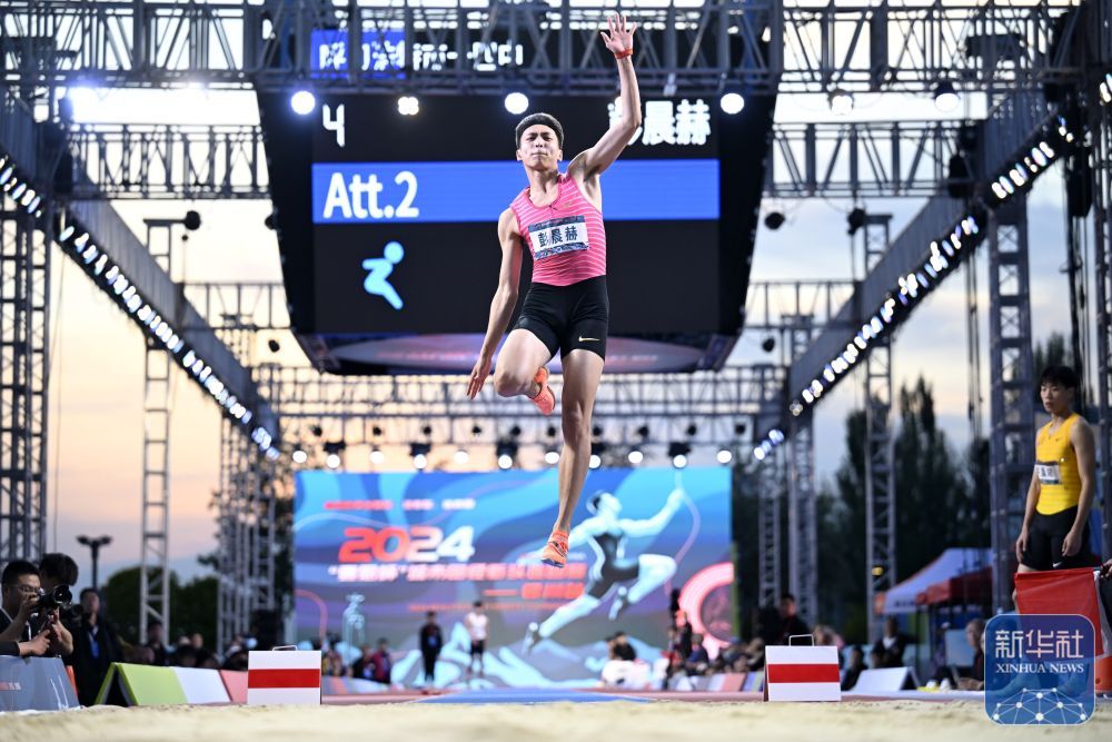 城市田径街头巡回赛（银川站）举行