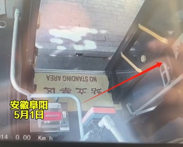 事发阜阳一公交车上！监控拍下！一位外地人上去之后……