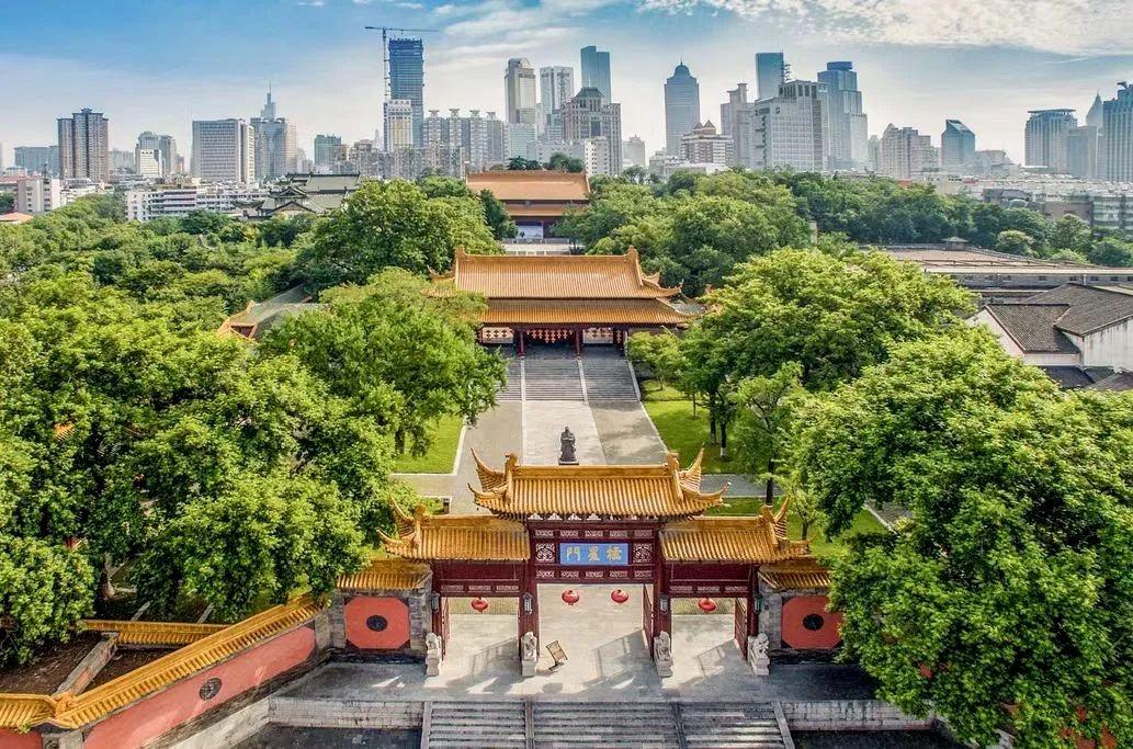 不是玩笑!这个石头滑梯是孩子们用屁股磨出来的!景区回应:属实,磨了100多年了 不是玩笑!这个石头滑梯是孩子们用屁股磨出来的!景区回应:属实,磨了100多年了