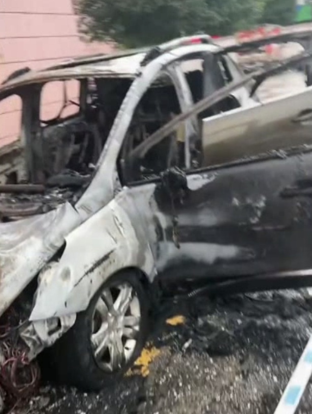 小车突然起火防撞梁断裂?车主怀疑“被雷劈” 小车突然起火防撞梁断裂?车主怀疑“被雷劈”