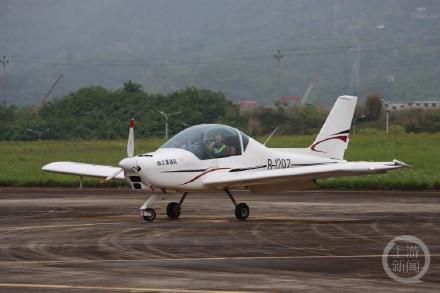 真·比翼双飞！低空飞行消费周现“夫妻档”跳伞
