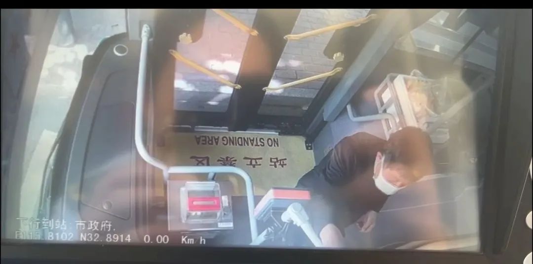 事发阜阳一公交车上！监控拍下！一位外地人上去之后……