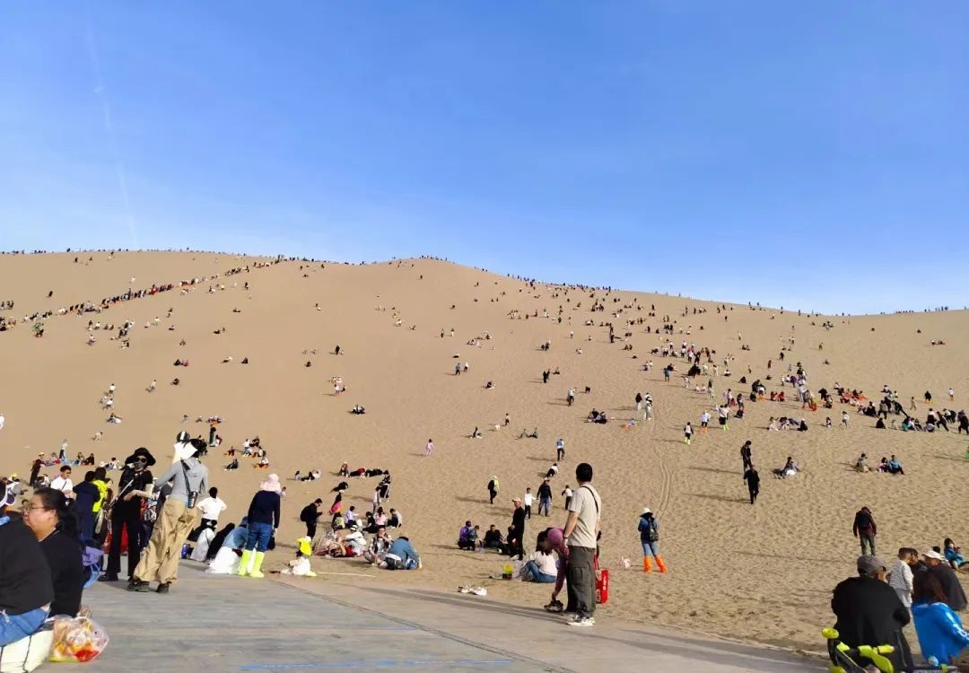 “人......从......众......”!“五一”假期首日甘肃各地“热辣滚烫” “人......从......众......”!“五一”假期首日甘肃各地“热辣滚烫”