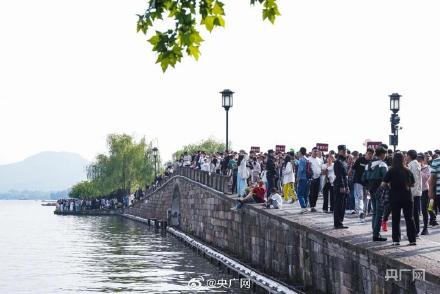 杭州西湖开启人从众模式 杭州西湖开启人从众模式