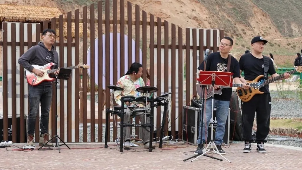 “人......从......众......”!“五一”假期首日甘肃各地“热辣滚烫” “人......从......众......”!“五一”假期首日甘肃各地“热辣滚烫”