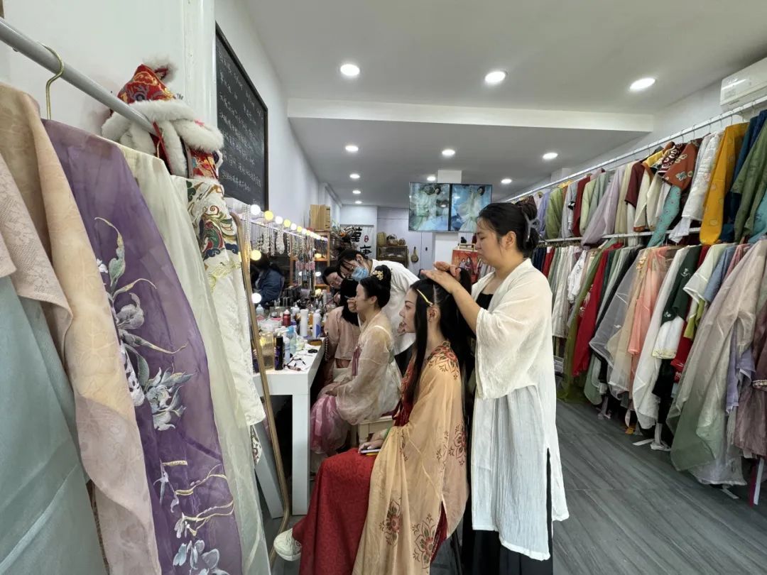 AI训练师、汉服妆造师、食物造型师……这些新职业拓展就业新空间 AI训练师、汉服妆造师、食物造型师……这些新职业拓展就业新空间