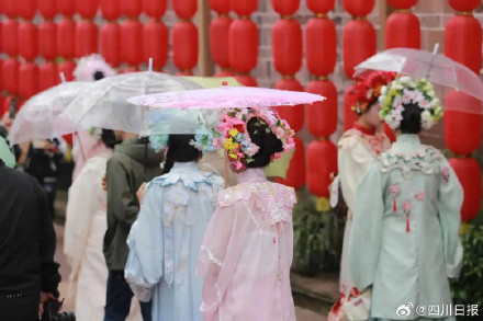 超10万人涌入！成都簪花热太上头了