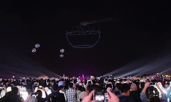 超炫酷！数百架无人机点亮冰城夜空